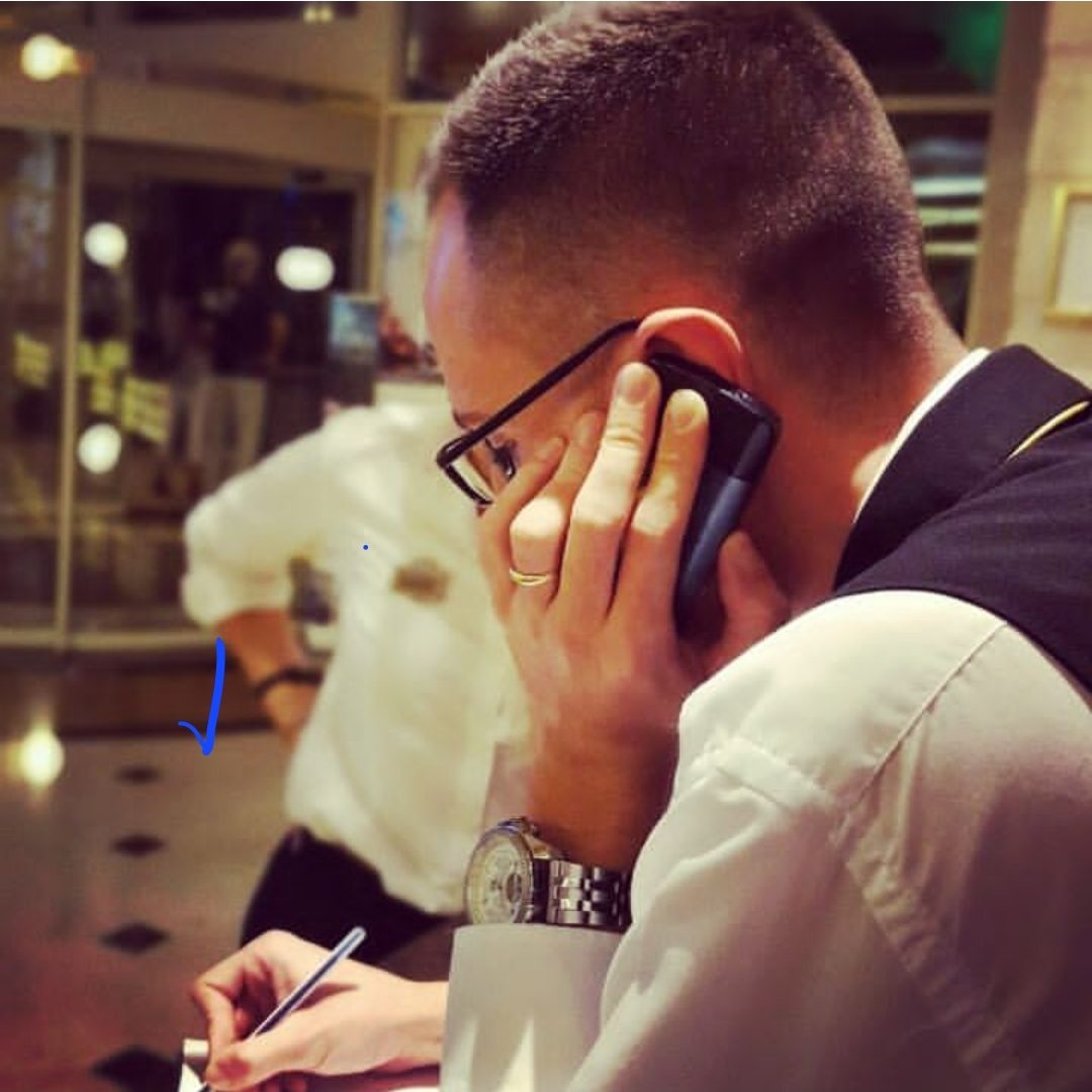 Koordination von Housekeeping und Service im Crystal Palace Hotel Operative Teamkoordination im Rezeptionsbereich eines internationalen Luxushotels